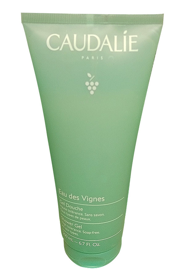 Le Gel Douche Eau des Vignes Caudalie 200ml nettoie en douceur et parfume délicatement la peau. Enrichi en aloe vera, il hydrate et adoucit la peau. Sa fragrance fraîche et florale offre une expérience sensorielle unique. Formulé sans savon, il est respectueux de tous les types de peau, même les plus sensibles.