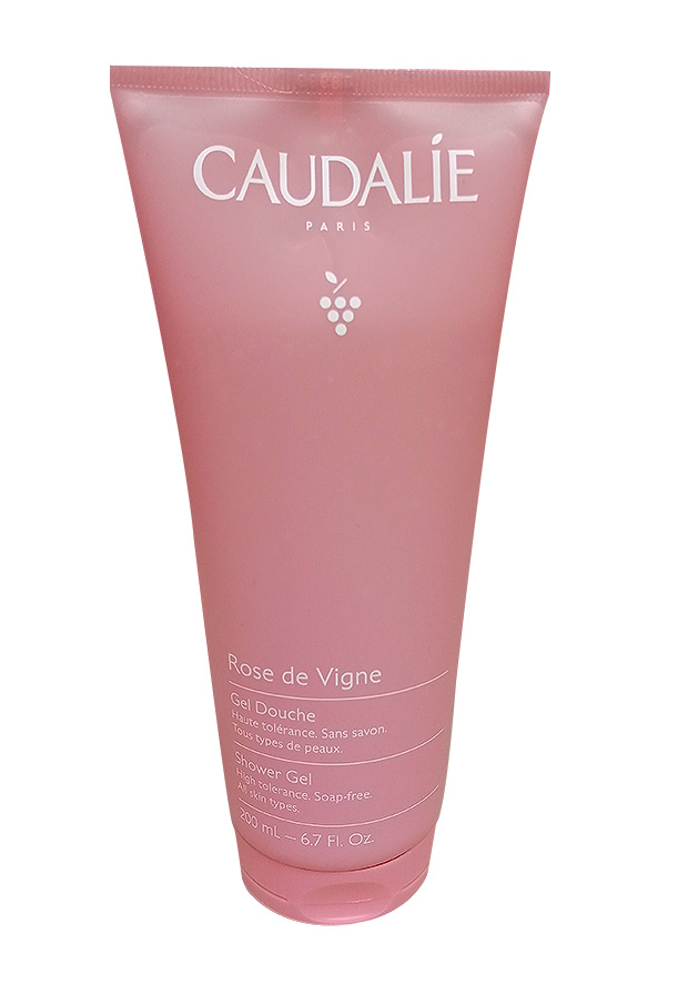 Le Gel Douche Caudalie Rose de Vigne 200ml nettoie en douceur, hydrate la peau et laisse un parfum frais et floral. Un indispensable pour une routine beauté quotidienne agréable et sensorielle.