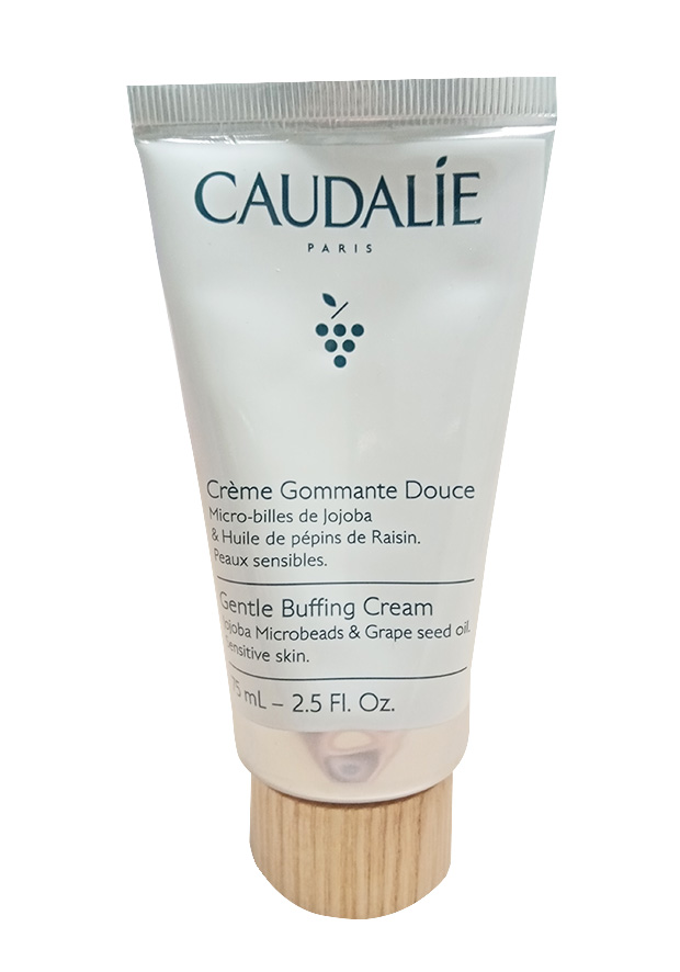 La Crème Gommante Douce 75ml de Caudalie exfolie, lisse et illumine la peau. Formule naturelle adaptée à tous les types de peau. Utilisation régulière pour un teint éclatant.