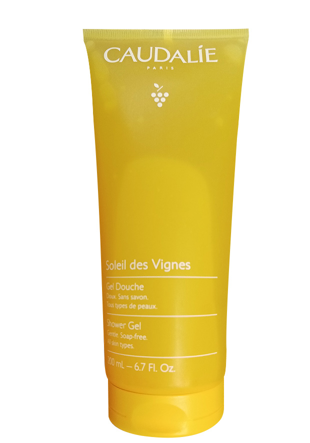 Le Gel Douche Caudalie Soleil des Vignes 200ml nettoie délicatement, hydrate la peau et laisse un parfum solaire et exotique, transformant chaque douche en un moment d'évasion.